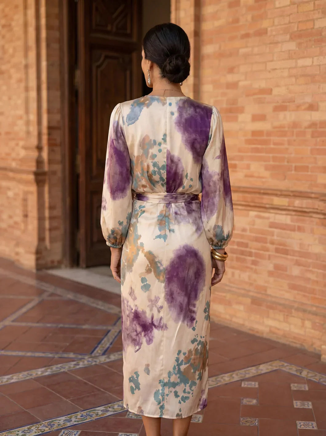 Valeria – Elegant dress with a V-neck